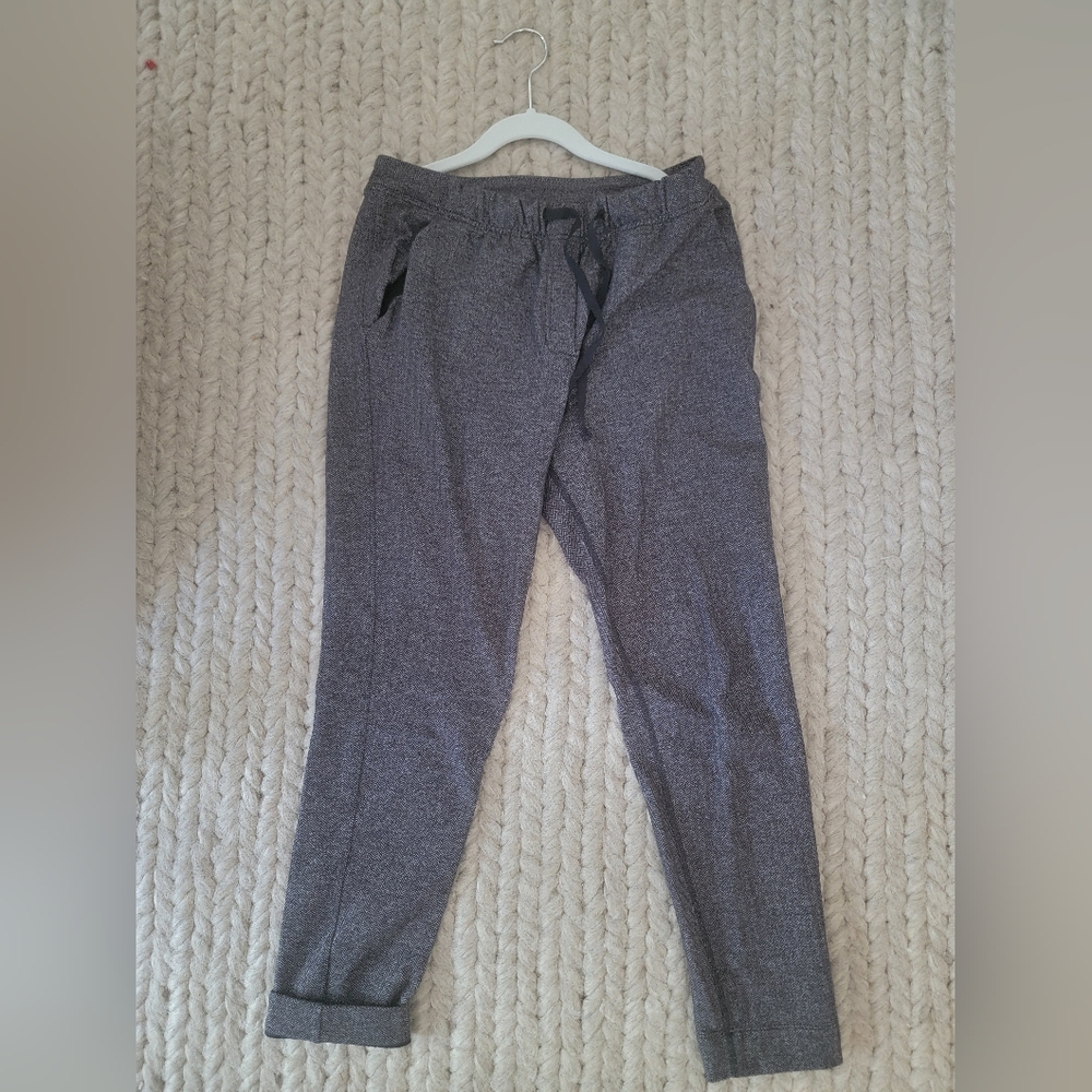 Lululemon on the fly 7/8 pant, gray, size 4
